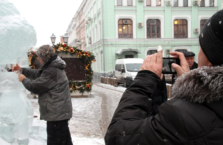 В зоне "Лукоморье" устанавливают ледяную скульптуру дуба 13 фото