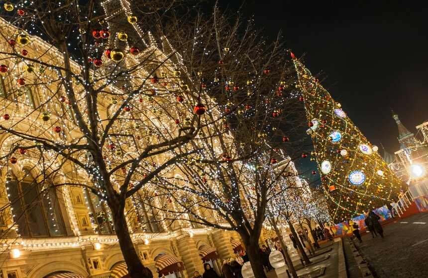 На улицах Москвы установили новогодние елки 11 фото