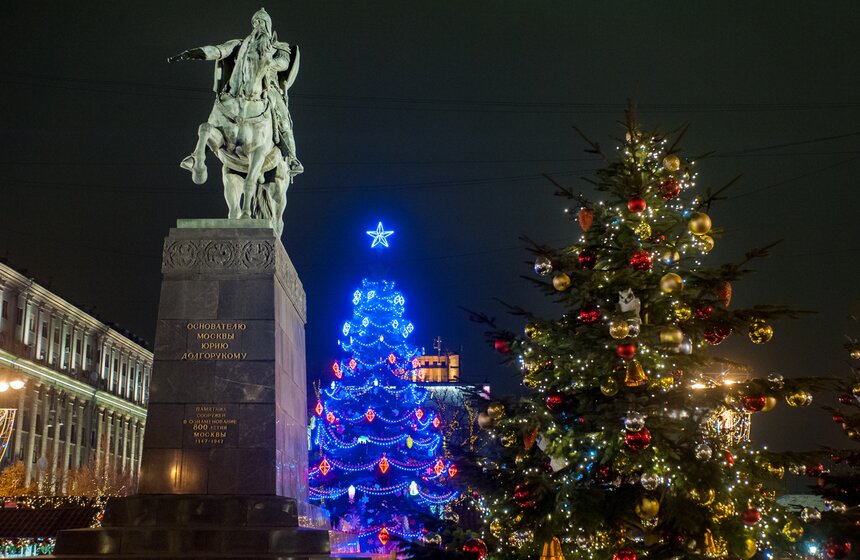 На улицах Москвы установили новогодние елки 15 фото