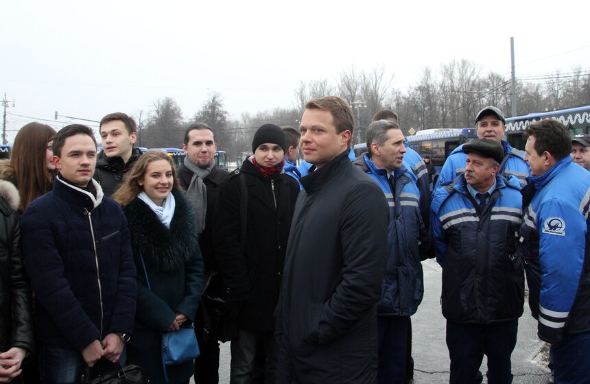 Сергей Собянин осмотрел новые автобусы в парке Мосгортранса 7 фото