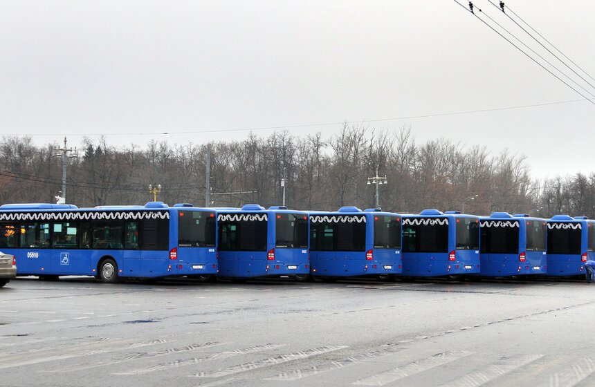 Сергей Собянин осмотрел новые автобусы в парке Мосгортранса 1 фото