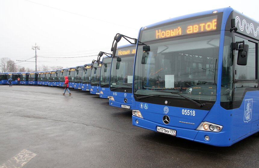 Сергей Собянин осмотрел новые автобусы в парке Мосгортранса 3 фото