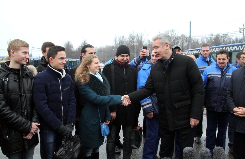 Сергей Собянин осмотрел новые автобусы в парке Мосгортранса 9 фото