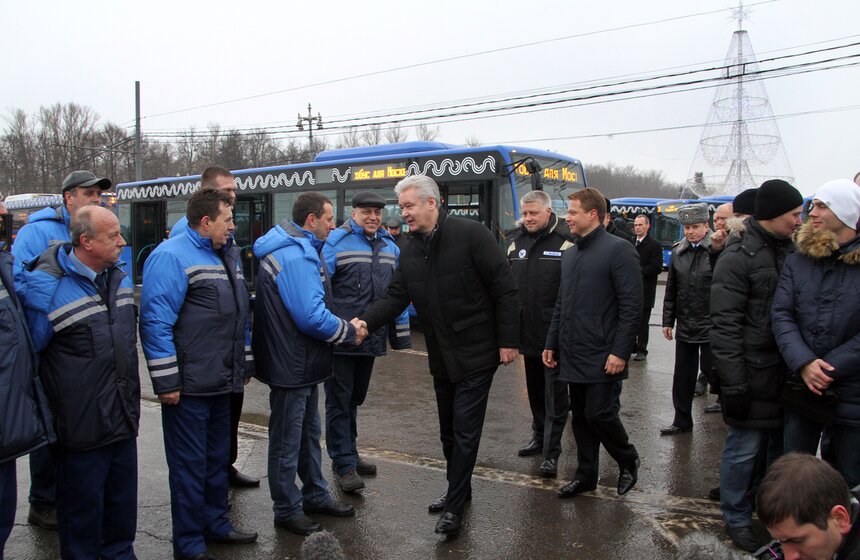 Сергей Собянин осмотрел новые автобусы в парке Мосгортранса 8 фото