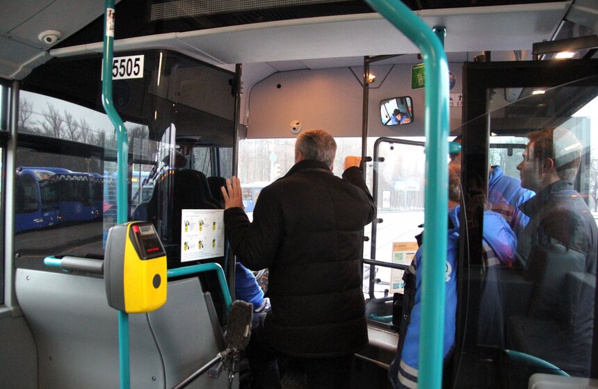 Сергей Собянин осмотрел новые автобусы в парке Мосгортранса 11 фото