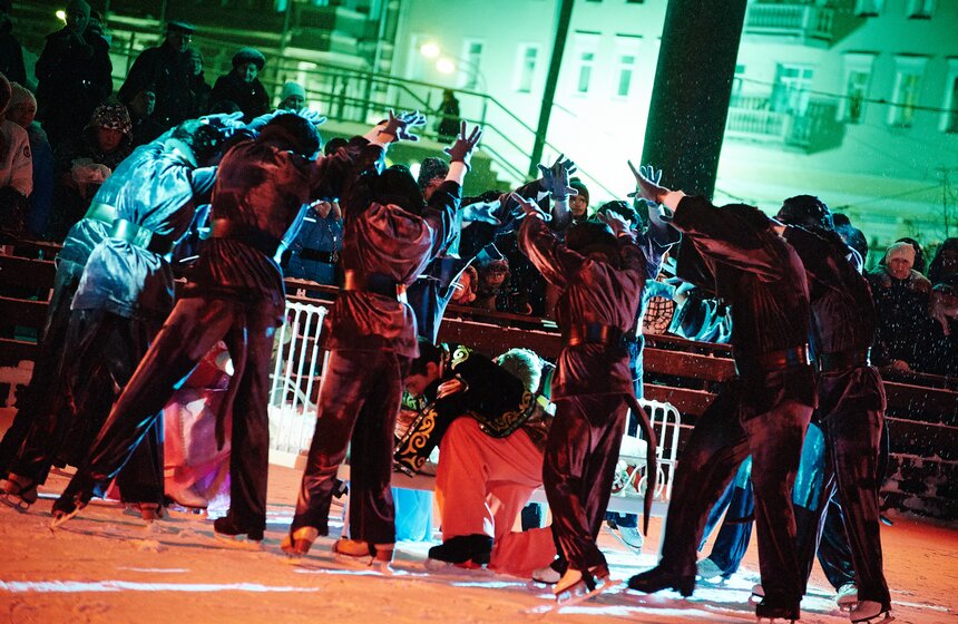 Каток на Пушкинской площади открылся спектаклем "Щелкунчик" 4 фото