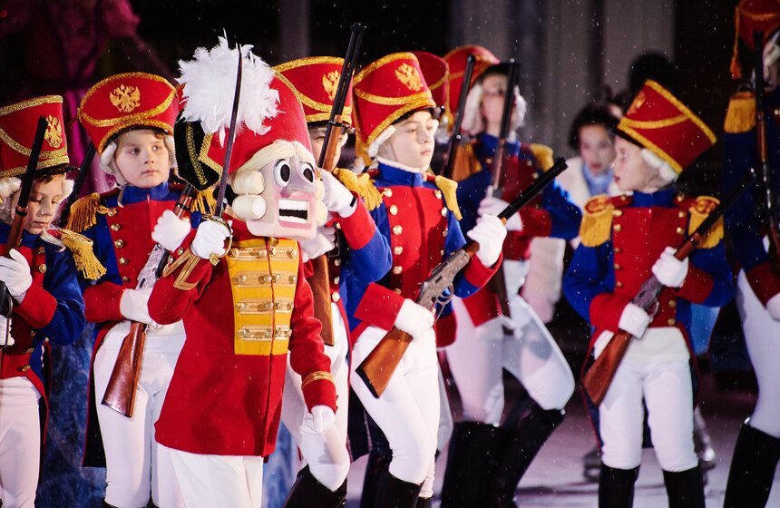 Каток на Пушкинской площади открылся спектаклем "Щелкунчик" 8 фото