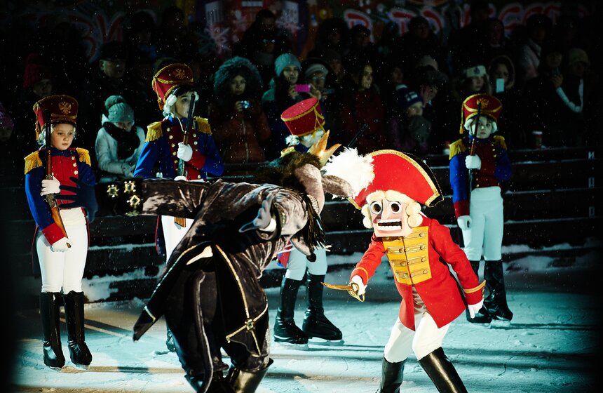 Каток на Пушкинской площади открылся спектаклем "Щелкунчик" 7 фото