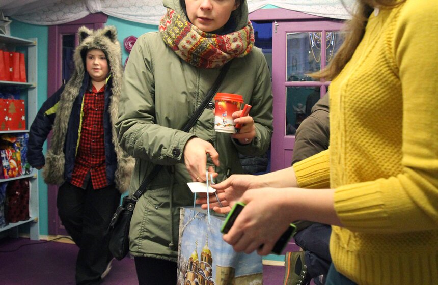 Москвичи принесли подарки для пожилых людей в "Домик Добра" 7 фото