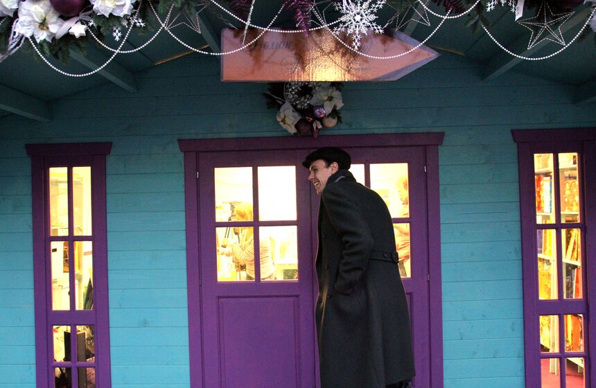 Москвичи принесли подарки для пожилых людей в "Домик Добра" 14 фото