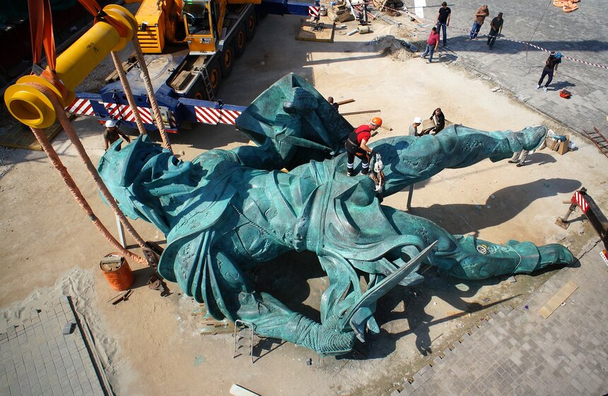 У стадиона "Открытие Арена" установили скульптуру Спартака 3 фото