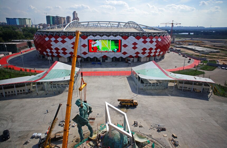 У стадиона "Открытие Арена" установили скульптуру Спартака 7 фото