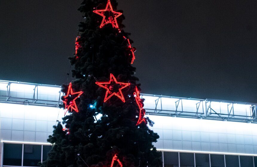 На улицах Москвы установили новогодние елки 18 фото