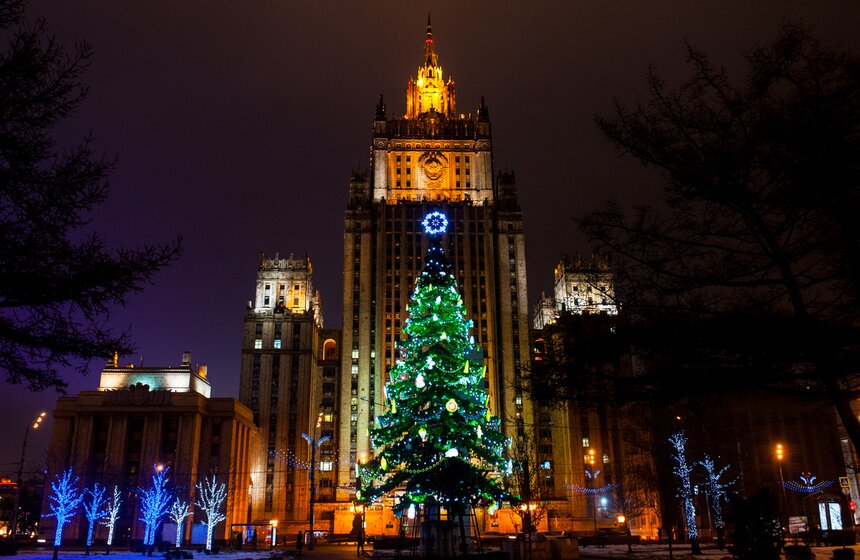 На улицах Москвы установили новогодние елки 21 фото