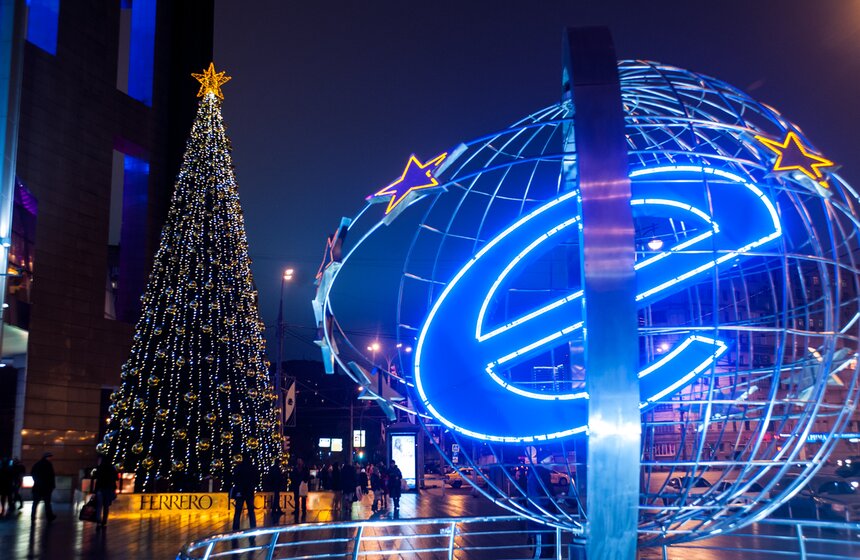 На улицах Москвы установили новогодние елки 20 фото