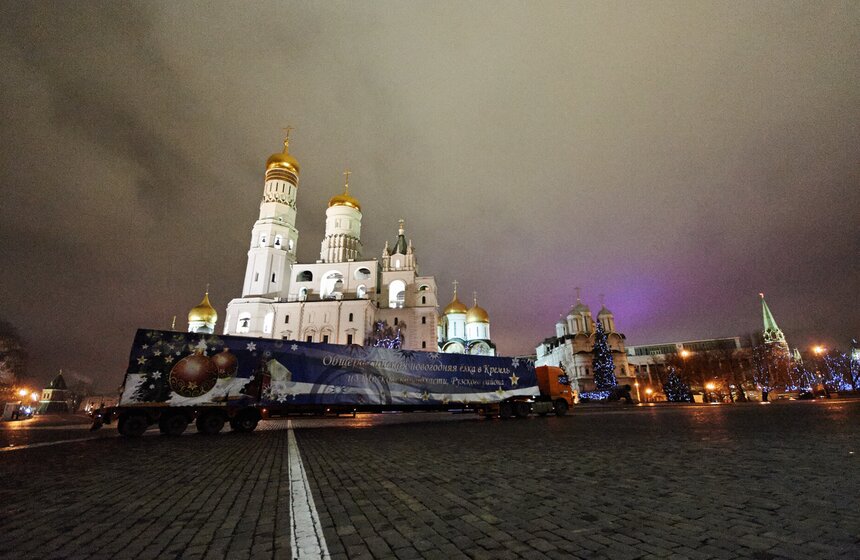 Главную новогоднюю ель страны доставили на Соборную площадь 17 фото