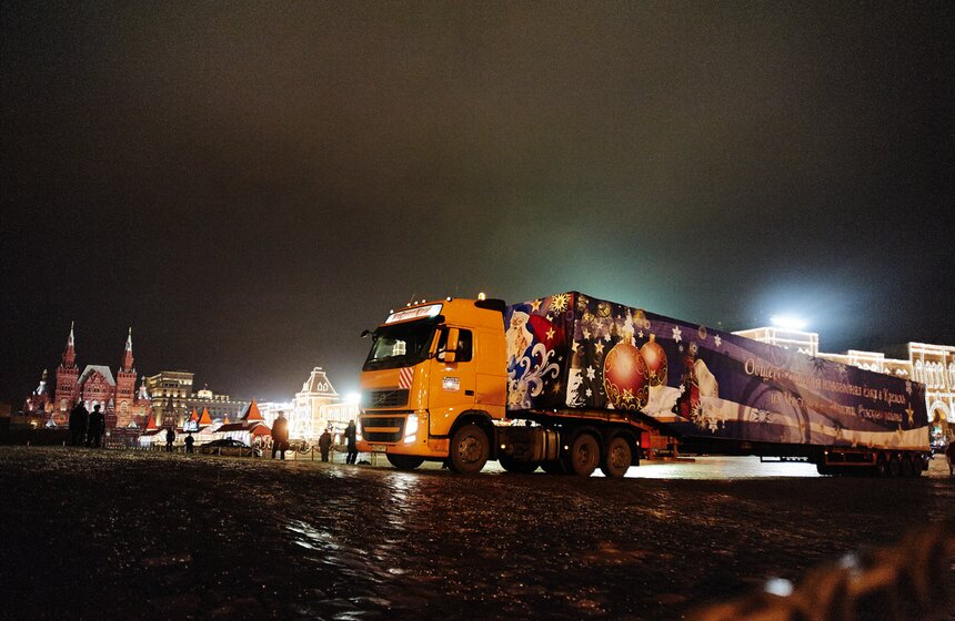 Главную новогоднюю ель страны доставили на Соборную площадь 14 фото