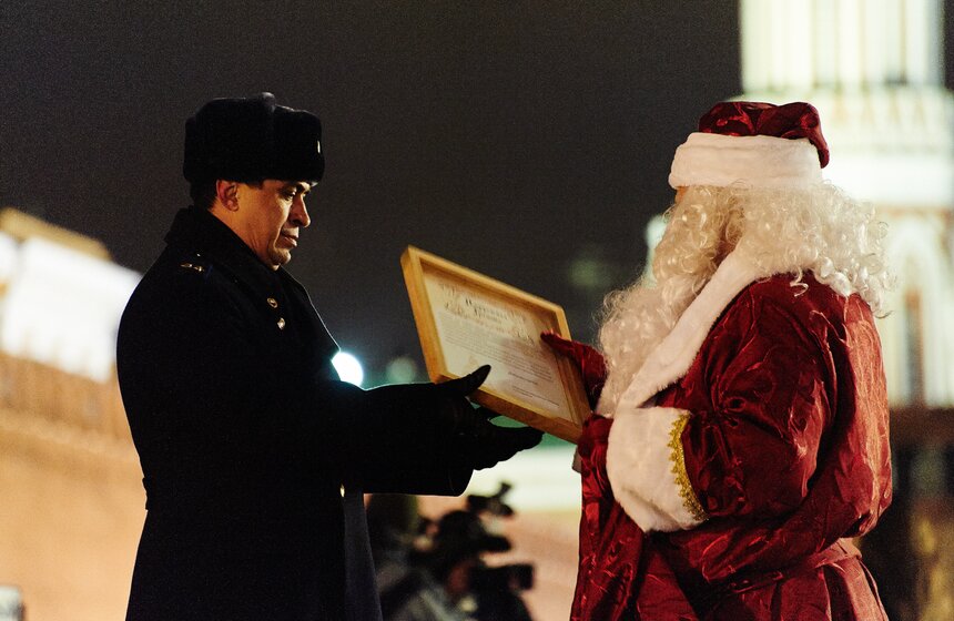 Главную новогоднюю ель страны доставили на Соборную площадь 12 фото