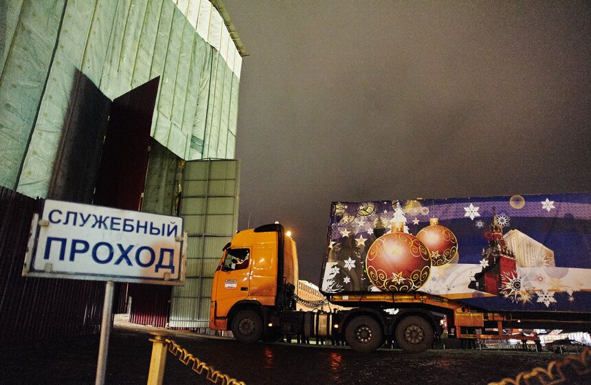 Главную новогоднюю ель страны доставили на Соборную площадь 15 фото