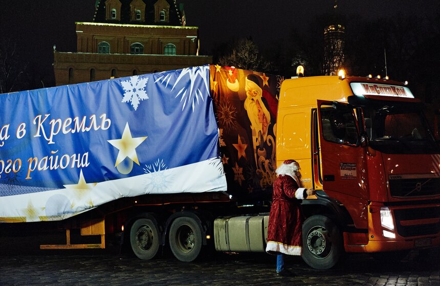 Главную новогоднюю ель страны доставили на Соборную площадь 2 фото
