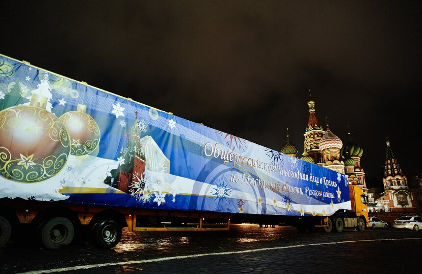 Главную новогоднюю ель страны доставили на Соборную площадь 3 фото