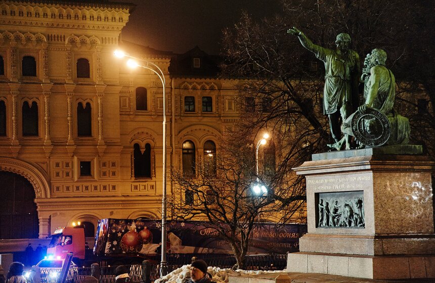 Главную новогоднюю ель страны доставили на Соборную площадь 6 фото