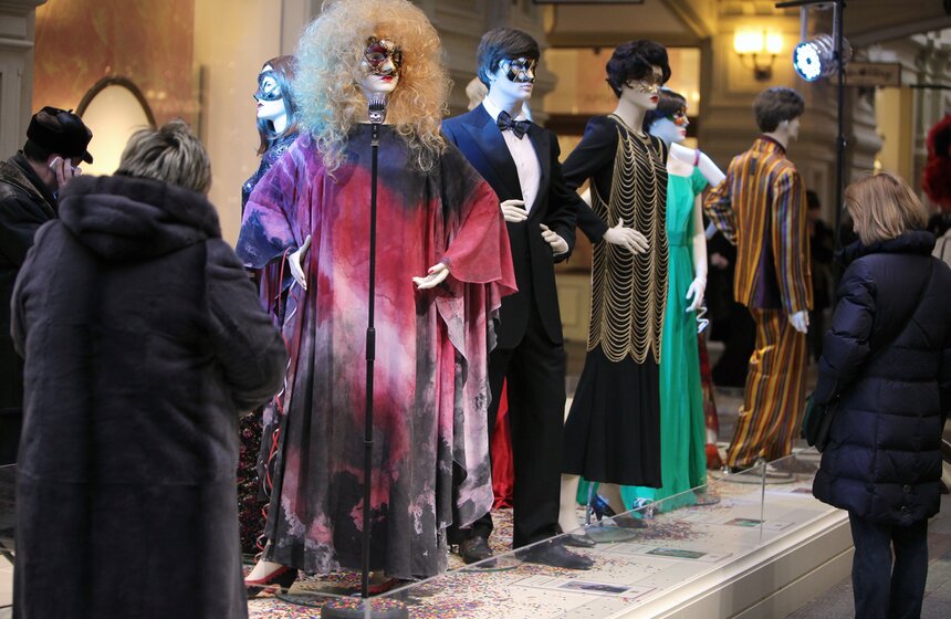 Александр Васильев открыл выставку "Звездный гардероб" в ГУМе 9 фото