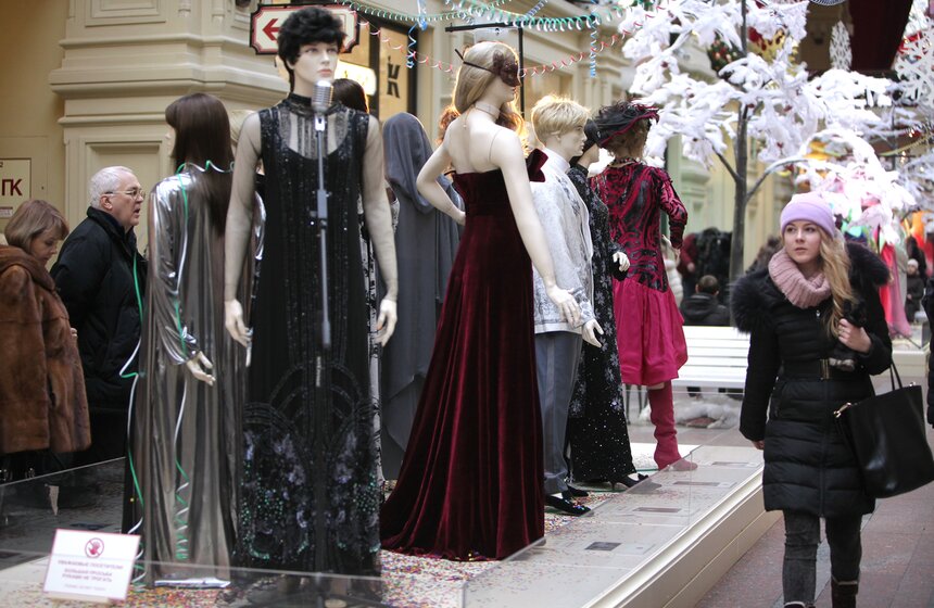 Александр Васильев открыл выставку "Звездный гардероб" в ГУМе 12 фото