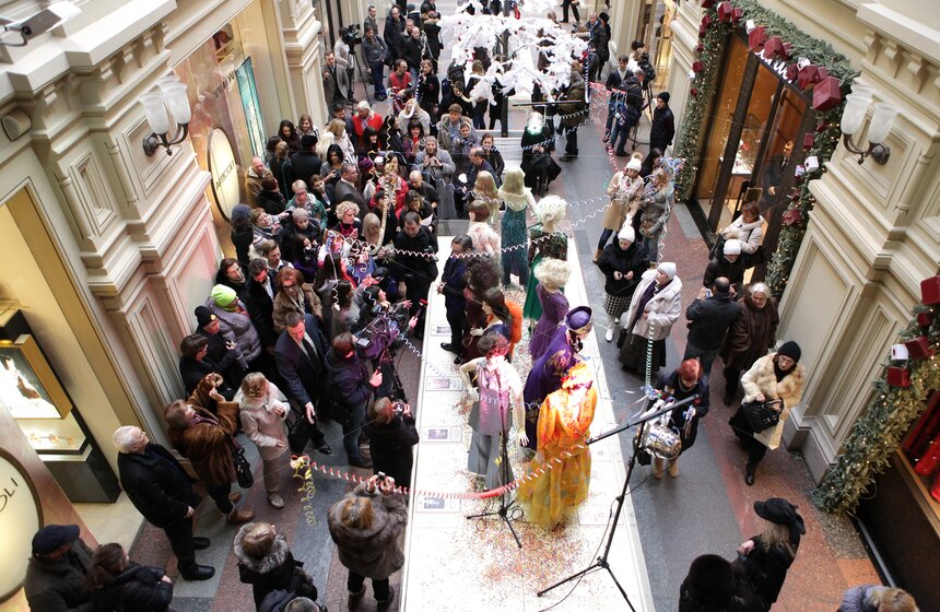 Александр Васильев открыл выставку "Звездный гардероб" в ГУМе 17 фото