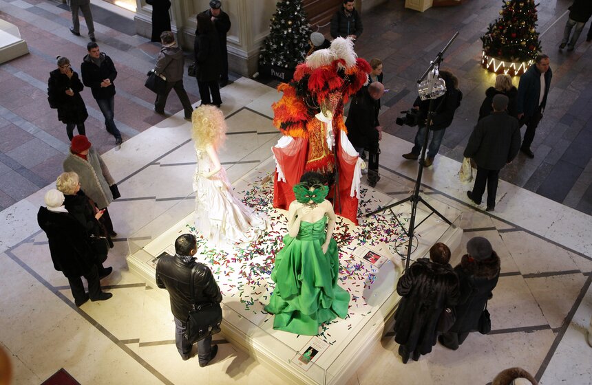 Александр Васильев открыл выставку "Звездный гардероб" в ГУМе 16 фото