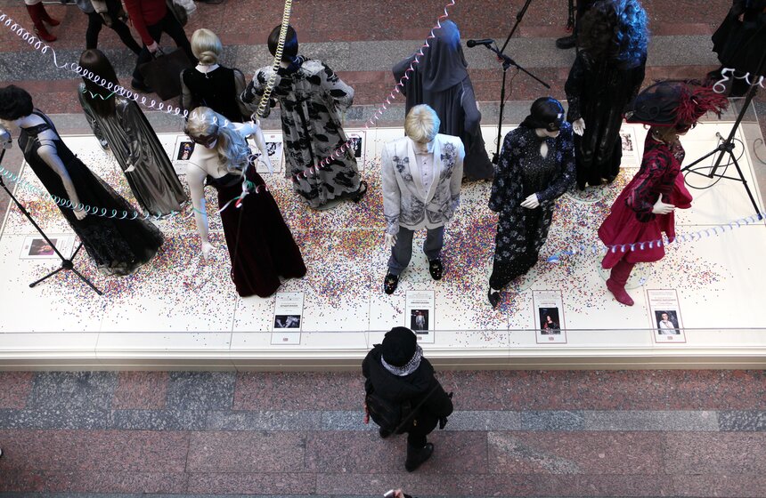 Александр Васильев открыл выставку "Звездный гардероб" в ГУМе 15 фото