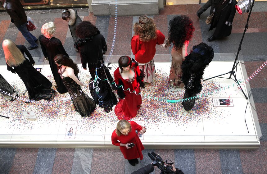 Александр Васильев открыл выставку "Звездный гардероб" в ГУМе 19 фото