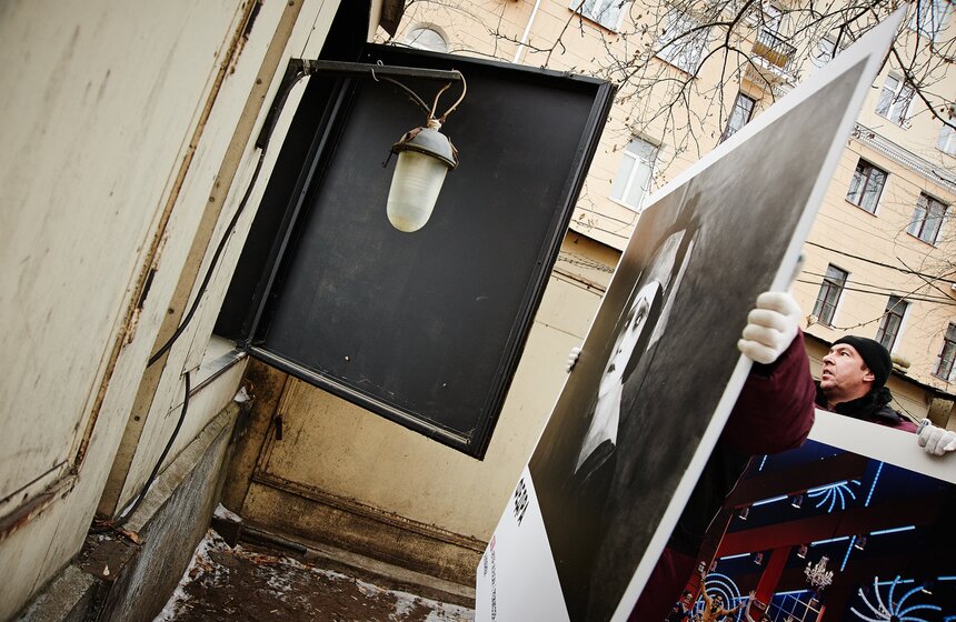 Фасад здания театра имени Пушкина украсила выставка ретроафиш 2 фото