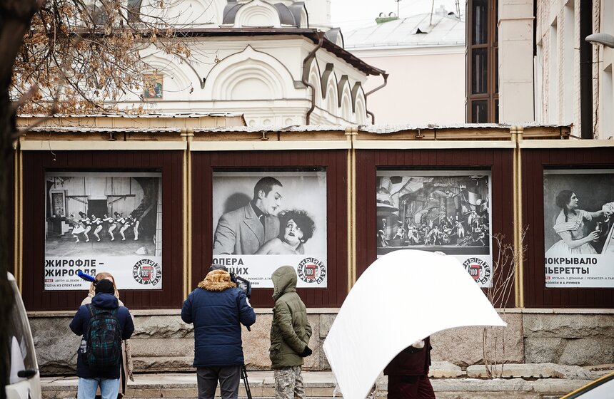 Фасад здания театра имени Пушкина украсила выставка ретроафиш 14 фото