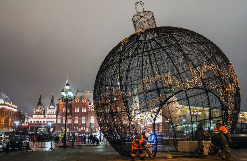 На Манежной площади появился огромный елочный шар 1 фото
