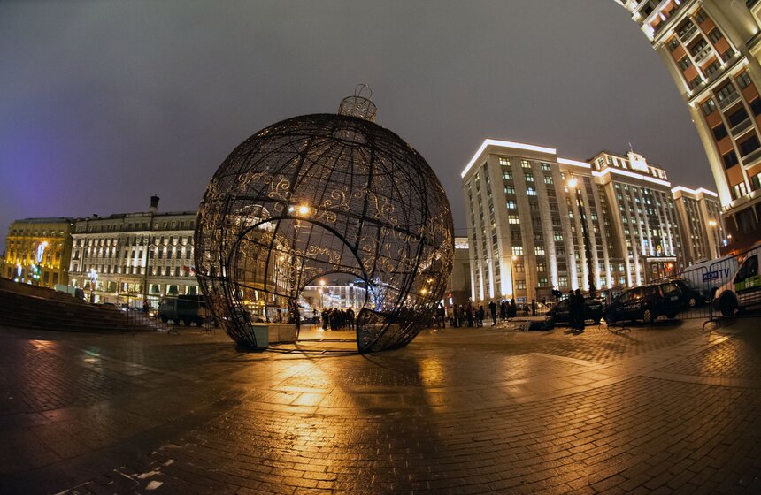 На Манежной площади появился огромный елочный шар 2 фото