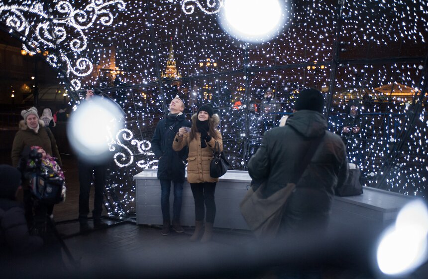 На Манежной площади появился огромный елочный шар 13 фото