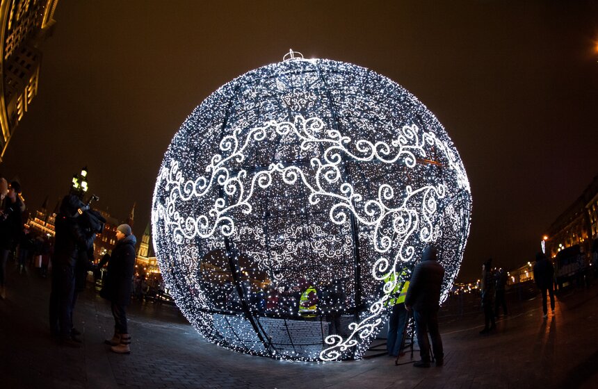 На Манежной площади появился огромный елочный шар 11 фото
