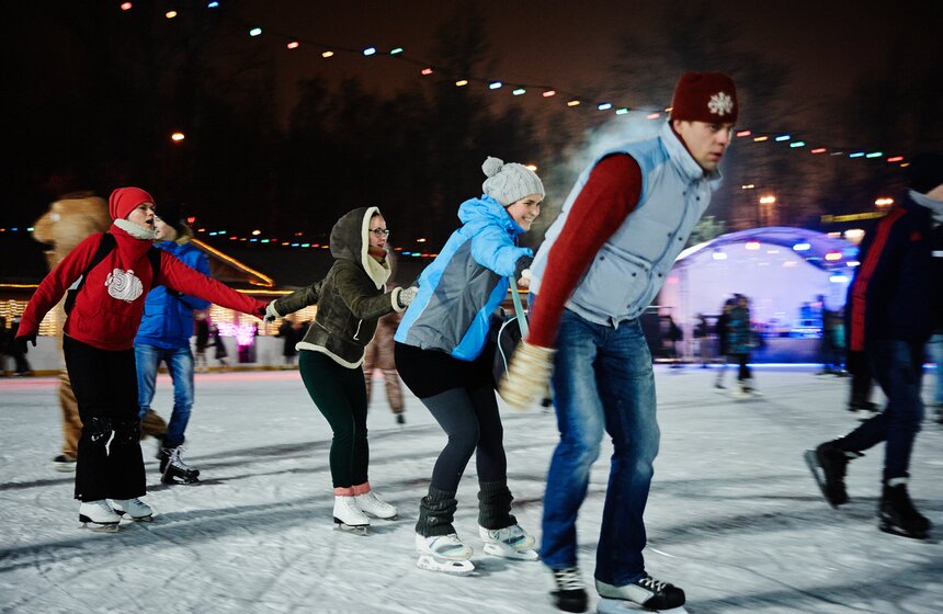 У Триумфальной арки открылся каток "Снежная королева" 6 фото