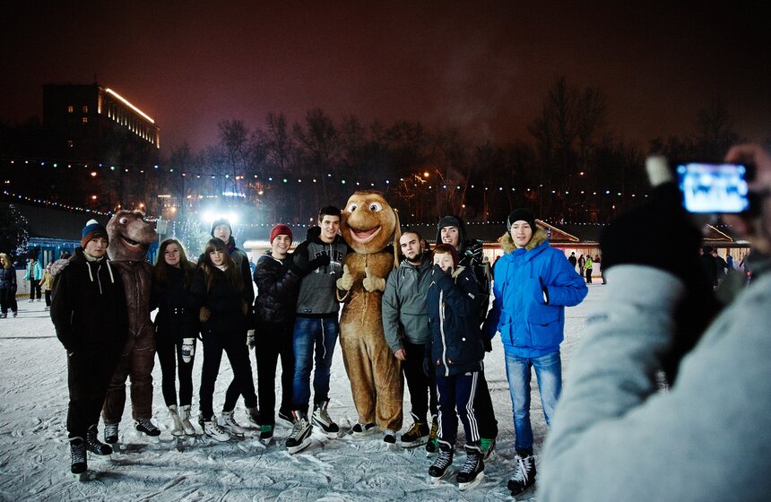 У Триумфальной арки открылся каток "Снежная королева" 5 фото