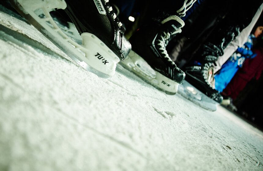 У Триумфальной арки открылся каток "Снежная королева" 8 фото