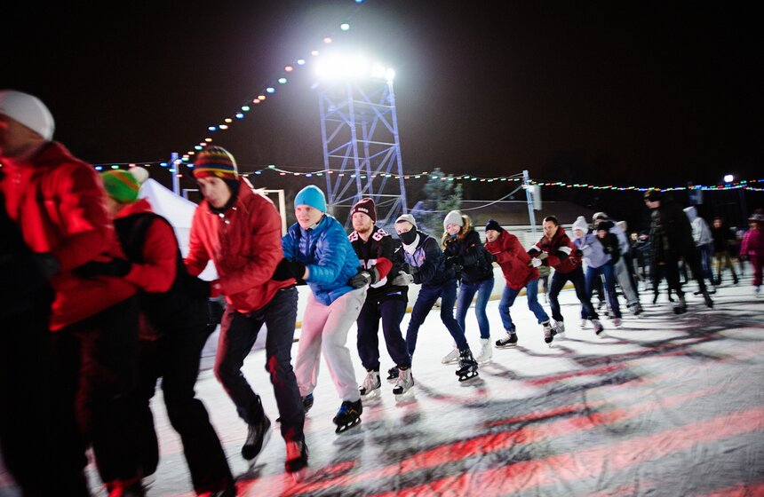 У Триумфальной арки открылся каток "Снежная королева" 21 фото