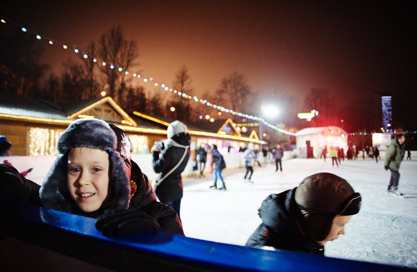 У Триумфальной арки открылся каток "Снежная королева" 14 фото