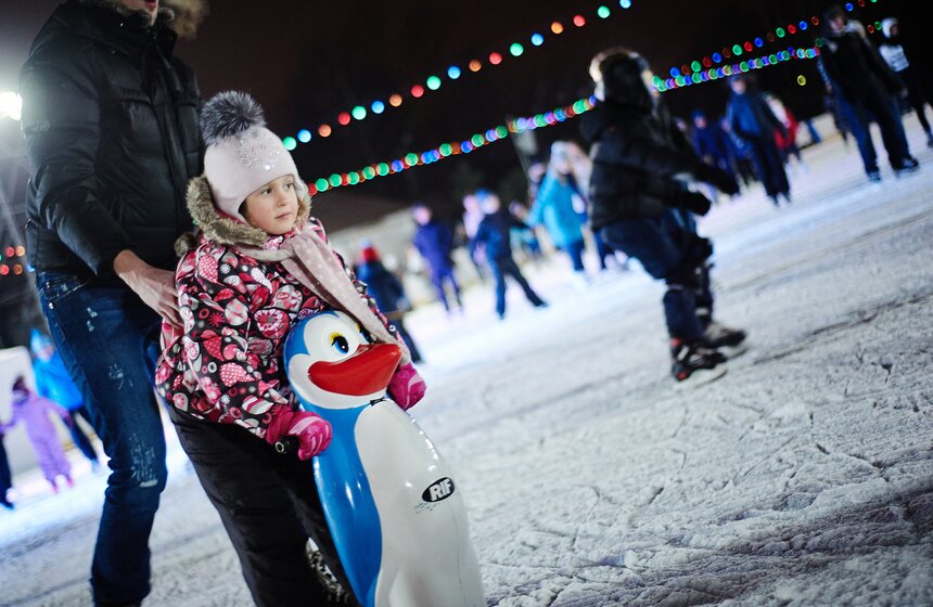 У Триумфальной арки открылся каток "Снежная королева" 17 фото