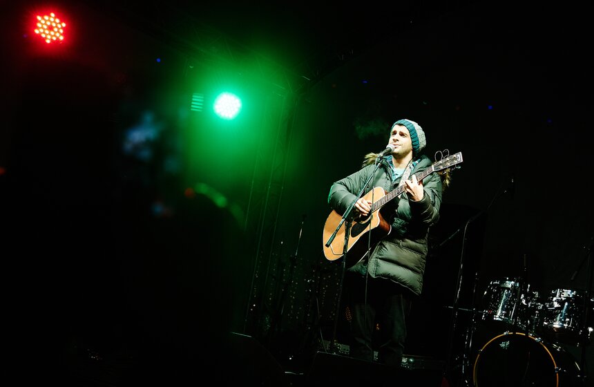 У Триумфальной арки открылся каток "Снежная королева" 20 фото