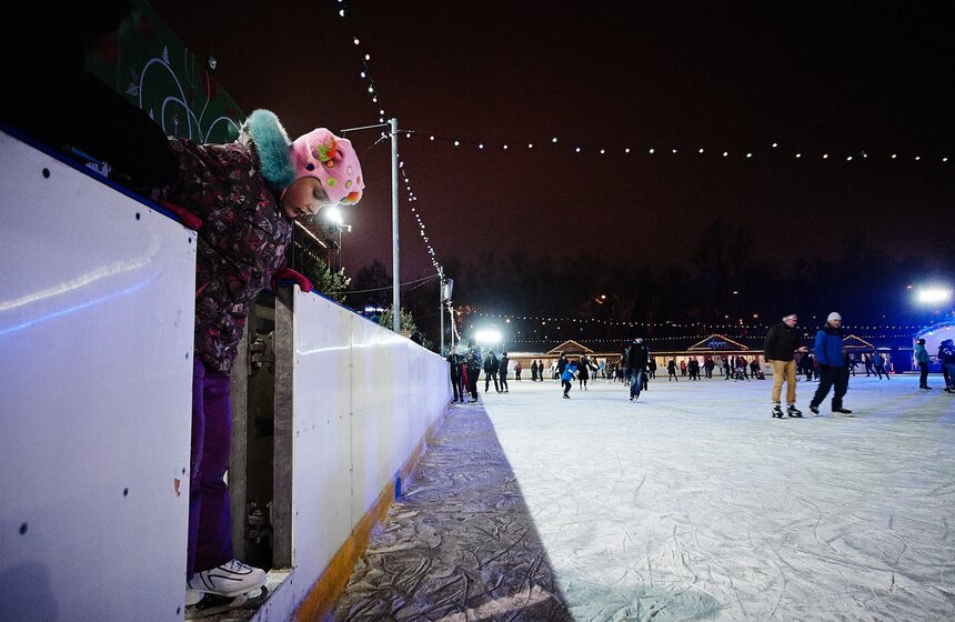 У Триумфальной арки открылся каток "Снежная королева" 3 фото