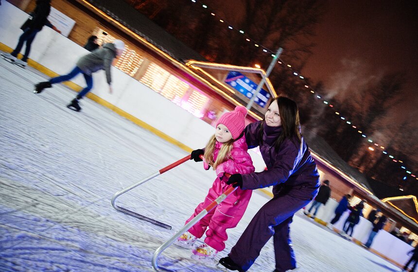 У Триумфальной арки открылся каток "Снежная королева" 2 фото