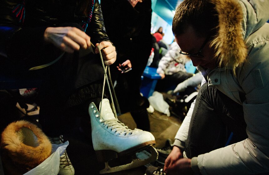 У Триумфальной арки открылся каток "Снежная королева" 1 фото