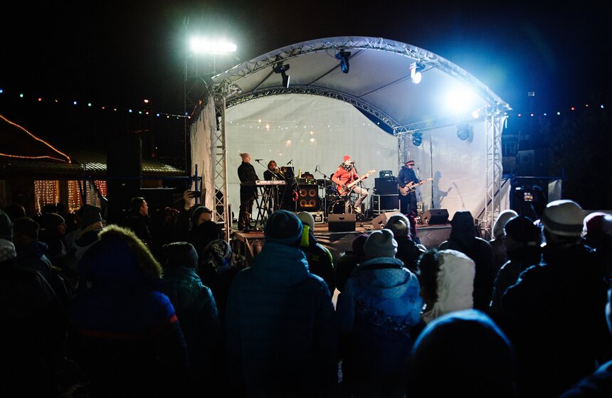 У Триумфальной арки открылся каток "Снежная королева" 24 фото