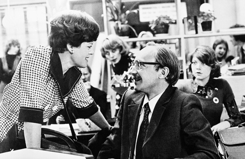 Заслуженные артисты РСФСР Фрейндлих А. и Мягков А. в сцене из кинофильма "Служебный роман", 1979 год. Фото: ТАСС